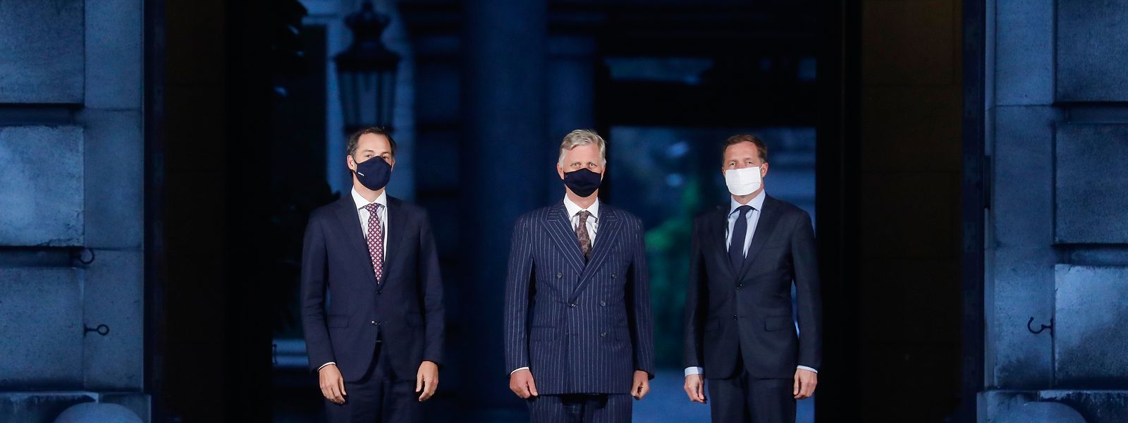 Le futur Premier ministre Alexander De Croo (à gauche) lundi lors d'une réunion avec le roi Philippe de Belgique (au centre) et Paul Magnette, maire de Charleroi.