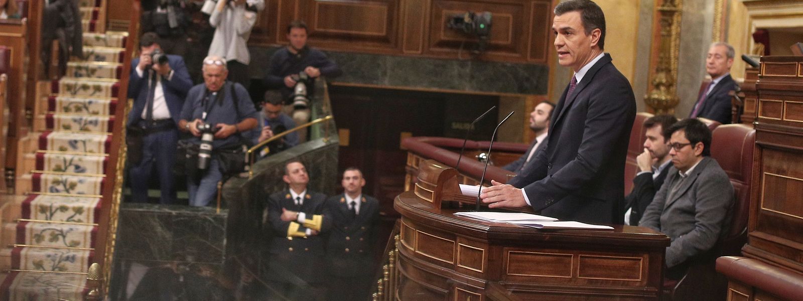 Pedro Sánchez, der geschäftsführende Ministerpräsident von Spanien, hält auf der Tribüne seine Rede während der ersten Sitzung des Abgeordnetenkongresses. Im spanischen Parlament hat am Samstag die Debatte über die Wahl des geschäftsführenden Ministerpräsidenten Sánchez zum Regierungschef begonnen.