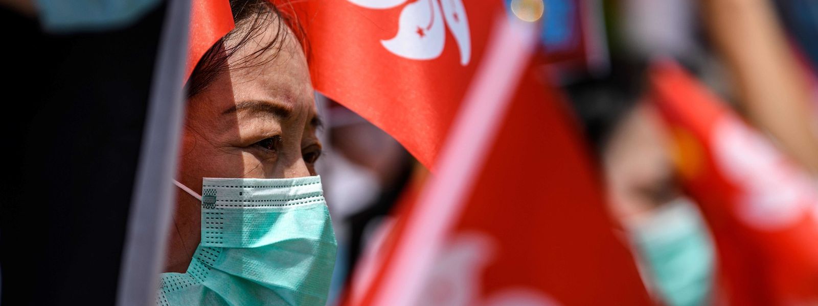 Eine pro-chinesische Demonstrantin auf einer Kundgebung, die das Gesetz begrüßt.
