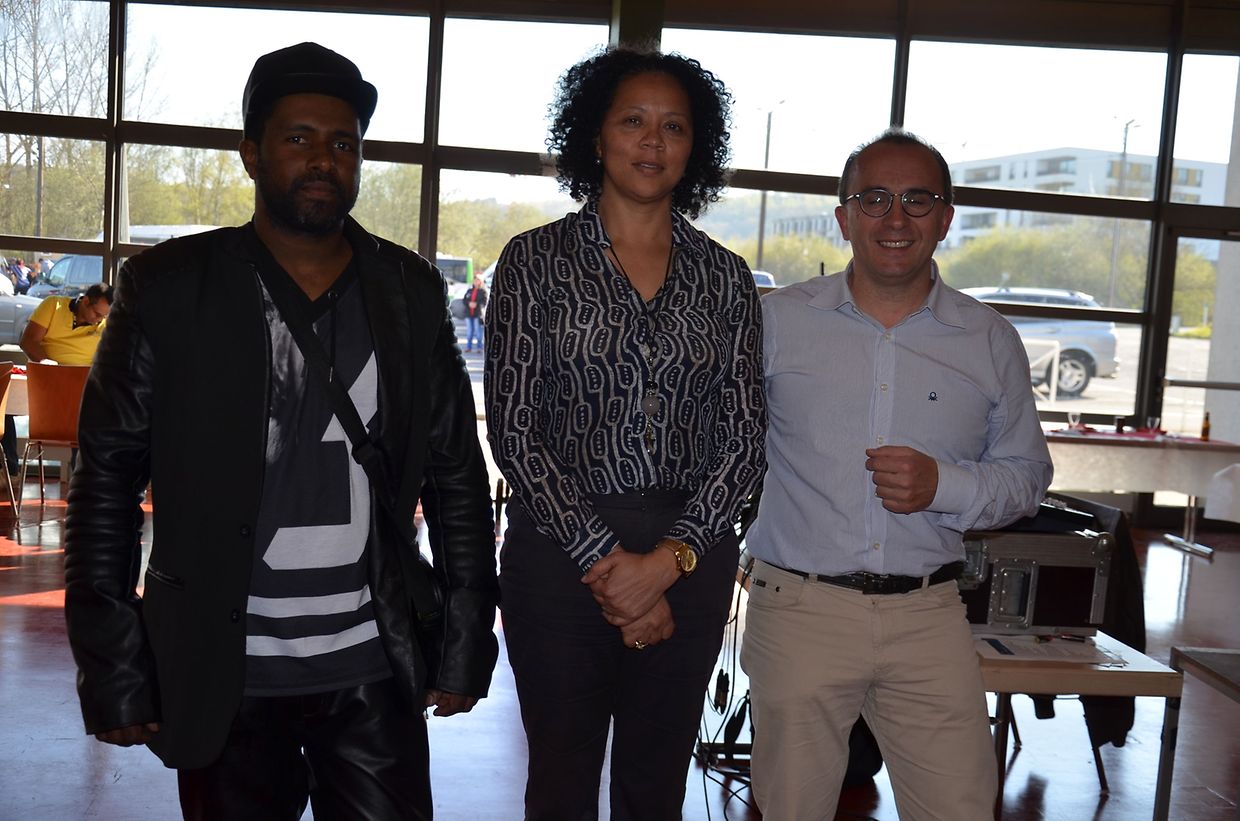 Osvaldo Delgado (à esquerda), o organizador desta festa, Clara Delgado, encarregada de Negócios da Embaixada de Cabo Verde (ao centro), e Roberto Traversini, burgomestre de Differdange (à direita)