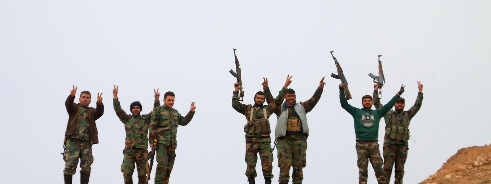 Soldaten der syrischen Armee jubeln über die Einnahme des Dorfes Kiffin unweit von Aleppo.