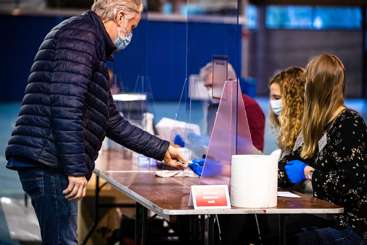 Die Wahlen zum neuen niederländischen Parlament haben bereits am Montag begonnen und finden pandemiebedingt zum ersten Mal an insgesamt drei Tagen statt.