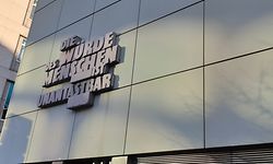 "Die Würde des Menschen ist unantastbar": Den ersten Satz aus dem ersten Artikel des deutschen Grundgesetzes ließ Fritz Bauer an einem Gebäude der Frankfurter Justizbehörden anbringen.