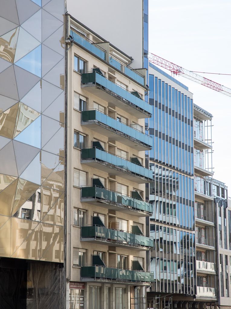 Oui, entre les résidences du Royal-Hamilius un immeuble fait toujours de la résistance.