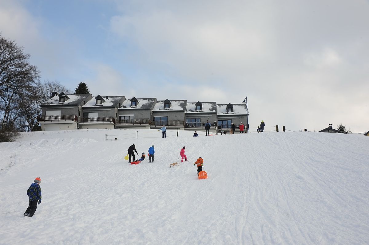 für Wintersport braucht man nicht unbedingt Ski oder Snowboard: Ein aktuelles Bild vom Schlittenberg in Weiswampach.