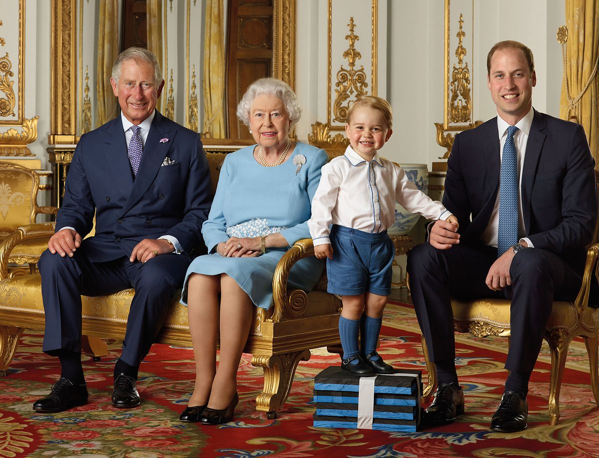 Prinz Charles (l-r), Prinz von Wales, Königen Elizabeth II., Prinz George und Prinz William, Herzog von Cambridge, sitzen für ein Foto, dass im Sommer 2015 aufgenommen wurde, nebeneinander im Buckingham Palace. Das Bild wurde 2016 für eine Briefmarke zum 90. Geburtstag der Königin Elizabeth II. veröffentlicht.