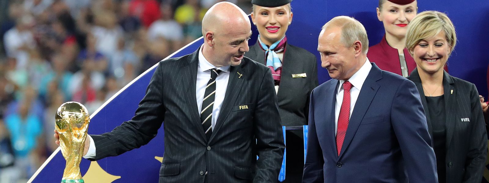 2018 darf sich Wladimir Putin die WM-Trophäe in Anwesenheit von FIFA-Boss Gianni Infantino (l.) noch als Gastgeber ansehen, nun muss Russland auf die Teilnahme am Turnier verzichten.