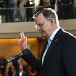 dpatopbilder - 04.03.2020, Thüringen, Erfurt: Der neu gewählte Ministerpräsident Bodo Ramelow (Die Linke) leistest seinen Amtseid im Landtag. Foto: Martin Schutt/dpa-Zentralbild/dpa +++ dpa-Bildfunk +++