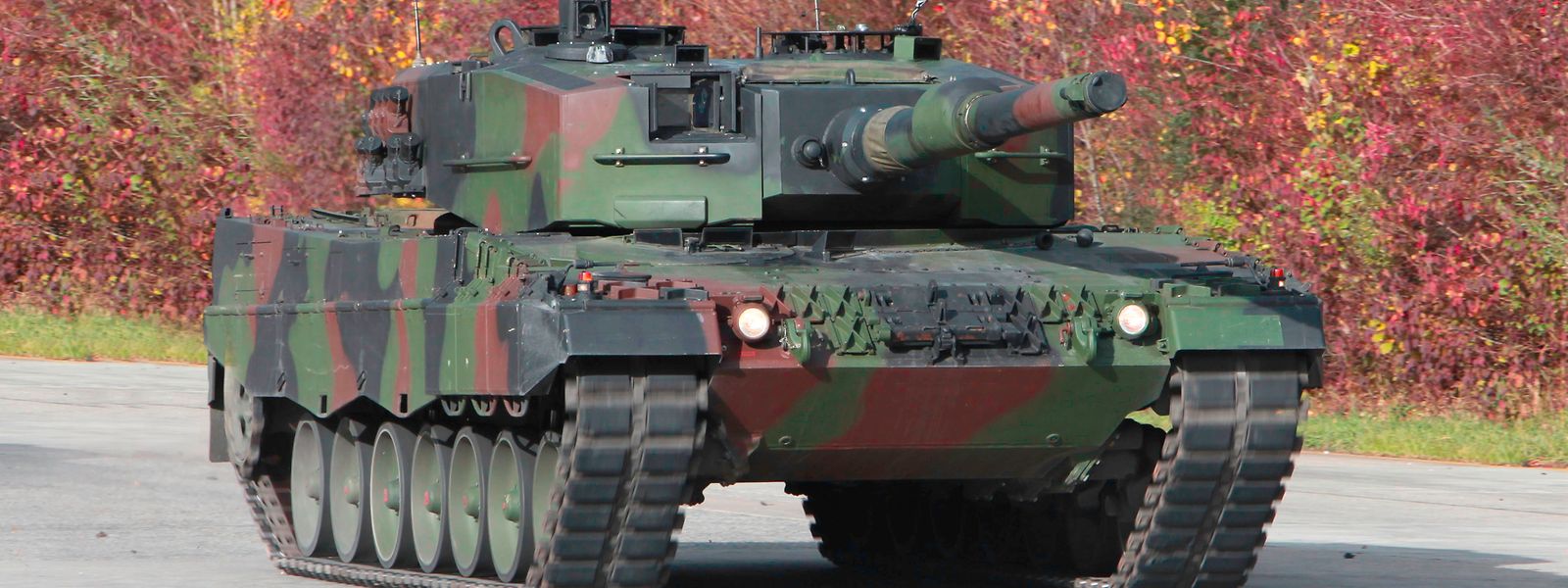 Das Handout des Rüstungskonzerns Krauss-Maffei Wegmann zeigt einen Kampfpanzer vom Typ Leopard 2A4.  