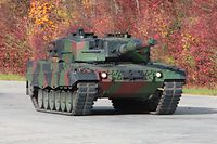 HANDOUT - 05.11.2009, ---: Undatiertes Handout des Rüstungskonzerns Krauss-Maffei Wegmann zeigt einen Kampfpanzer Leopard 2A4. Die Bundeswehr verfügte im vergangenen Jahr über 312 Leopard-2-Panzer, darunter aber kein einziges Modell der älteren Version Leopard 2A4, die nun für die Ukraine in den Blick genommen wird. (zu dpa "Kampfpanzer-Debatte: Blicke sind auf Deutschland gerichtet") Foto: -/Krauss-Maffei Wegmann/dpa - ACHTUNG: Nur zur redaktionellen Verwendung im Zusammenhang mit der aktuellen Berichterstattung und nur mit vollständiger Nennung des vorstehenden Credits +++ dpa-Bildfunk +++
