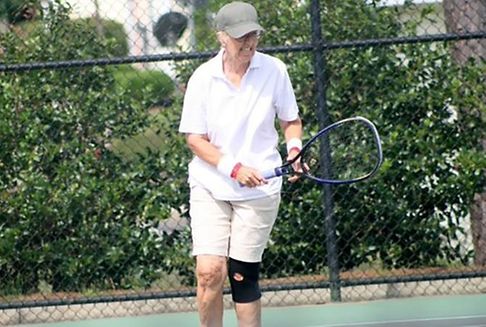 Bei einem Tennisturnier in den USA: Mit 69 noch erfolgreich