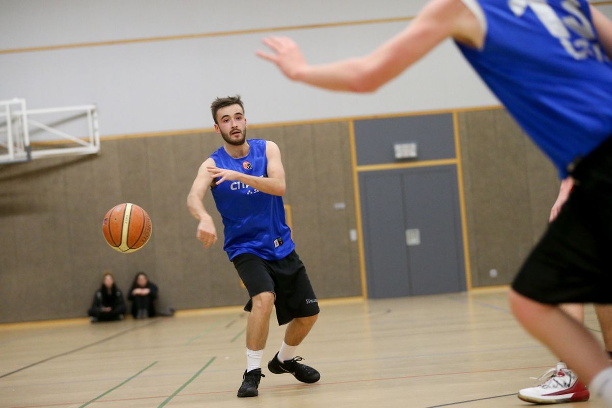 Aachen (rot) gegen München (blau).