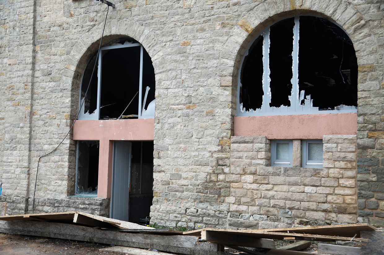 Gespenstisch wirkten die historischen Gemäuer der alten Zapschoul gestern, nachdem die meisten der Feuerwehrleute abgezogen waren. Produziert wurde in diesem Teil der Brauerei seit 2019 nicht mehr. Auch die Zapschoul war damals ausgezogen.
