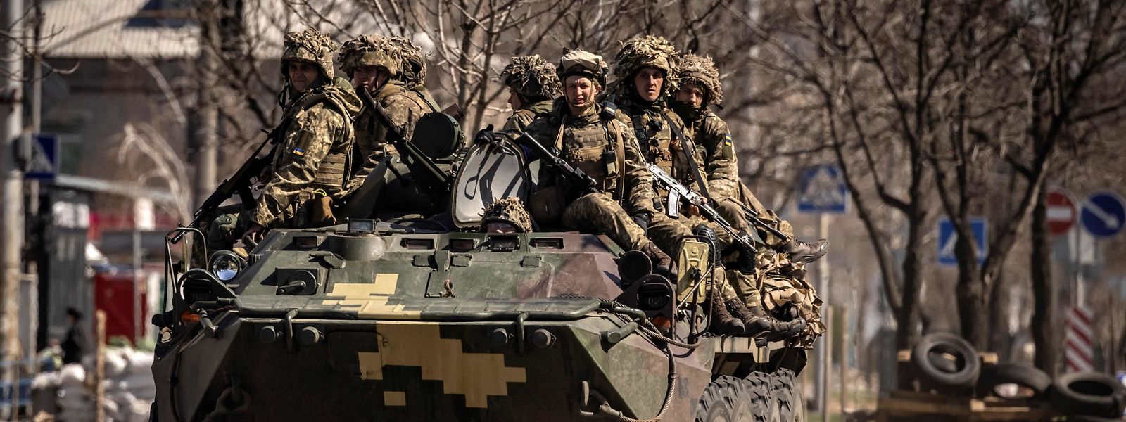 As tropas russas estão a tentar romper as linhas inimigas com uma manobra de cerco desde a região de Kharkov a norte, a cidade portuária de Mariupol no sul e a região de Lugansk no leste de Donbass.