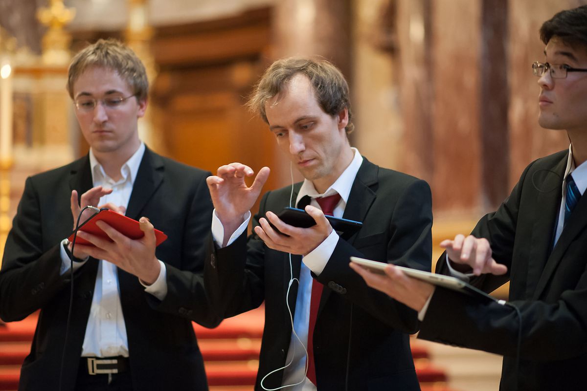 Das Tablet-Trio um Matthias Krebs (Mitte) spielt mit Apps ein Bach-Konzert im Berliner Dom.