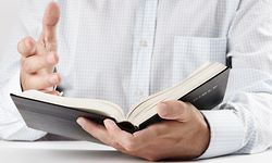 Bibel, Kirche, Beten, Fir de Choix, Religion, vie et société ,  hakk, studium, weisheit, arbeitszimmer, lernen, studie, studieren, studium, erwachsen, erwachsene, erwachsener, für erwachsene, aufmachen, eröffnen, geöffnet, offen, offene, offenes, offentlichkeit, öffentlich, öffentlichkeit, öffnen, öffnete, angehörigen, besiedeln, bevölkern, bewohnen, familie, leute, menschen, verwandten, volk, eine, einer, eins, bibel, leute, maenner, menschen, simsen, sms, text, dokument, etc, papier, allgemeinbildung, aufklarung, aufklärung, ausbildung, bildung, erziehung, pädagogik, schulung, unterricht, allein, alleinstehend, alleinstehende, alleinstehender, einheitlich, einzel, einzeln, einzelner, einzelnes, einzig, gemeinsam, hagestolz, jungfrau, junggeselle, junggesellin, ledig, single, singleauskopplung, solo, solofrau, solomann, unverheiratet, vereint, konzepte, lesen, lesend, lesung, reading, leser, leserin, mensch, menschlich, menschliche, menschlicher, menschliches, seite, close-up, close-up, macro, nah, nahaufnahme, dagegen, einwände, gegenstand, objekt, körper, person, personen, religion, blatt, geleiten, hand, hande, handen, handgriff, handlanger, handschrift, handvoll, händen, reichen, seite, zeiger, album, bestrafen, buch, buchen, bücher, e book, notieren, rasen, reservieren, schreiben, wettliste (FOTO: SHUTTERSTOCK)