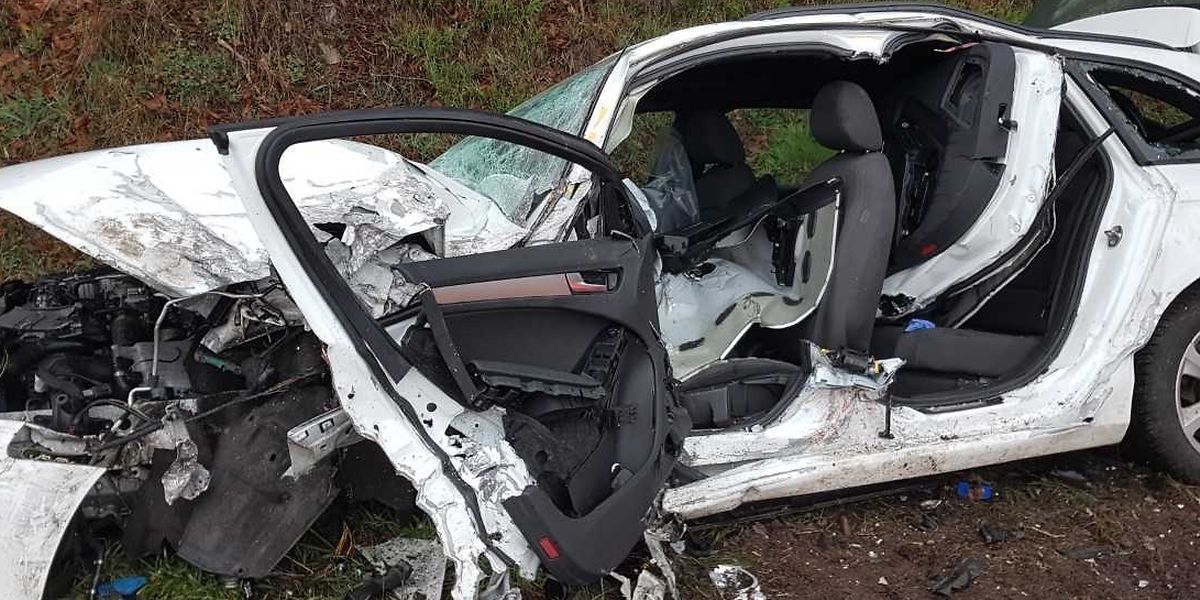 Der noch junge Fahrer des Wagens wurde eingeklemmt und musste mit schwerem Gerät befreit werden.