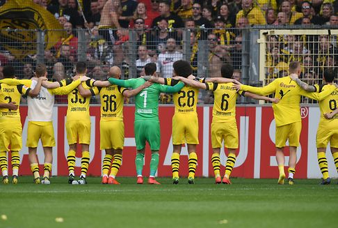 Bundesliga: Dortmund bleibt dran