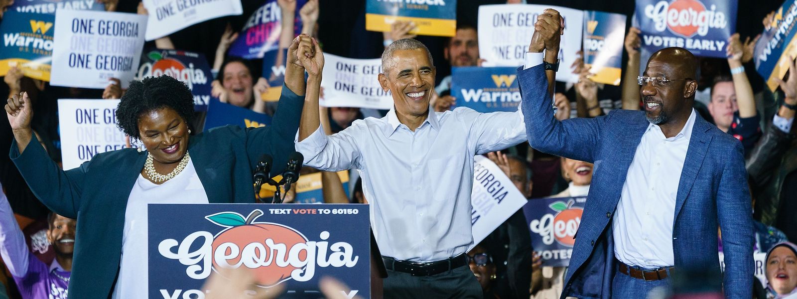 Der frühere US-Präsident Barack Obama (Mitte) setzt sich im Wahlkampfendspurt für den Senatskandidaten Raphael Warnock ein.