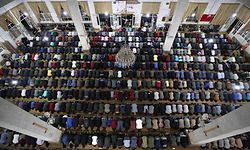 Syrian Muslim worshippers crowd a mosque in the opposition held city of Idlib in northwestern Syria, for the evening Tarawih prayer during the holy month of Ramadan, on April 30, 2020 amid the coronavirus COVID-19 pandemic. (Photo by OMAR HAJ KADOUR / AFP)