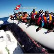  Immer wieder müssen Flüchtlinge im Mittelmeer gerettet werden. 