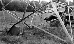 Der Hochspannungsmast wurde bei dem Attentat schwer beschädigt.