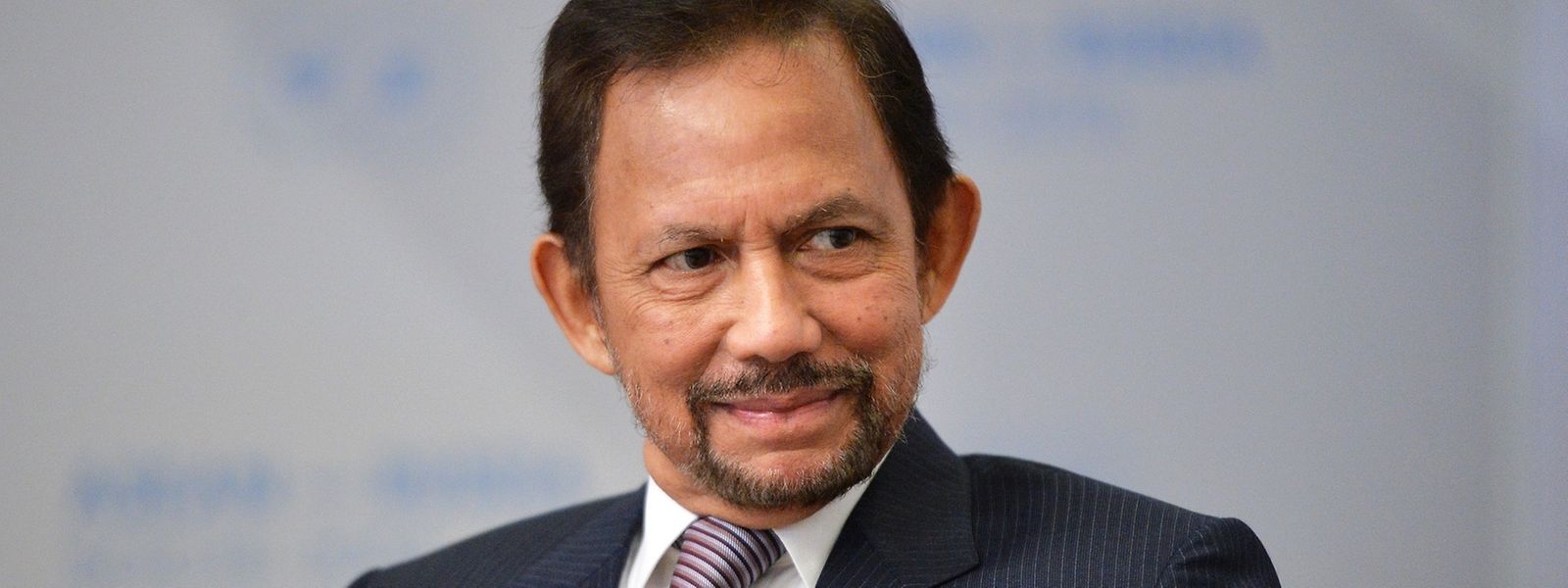 Le sultan Hassanal Bolkiah: belle prestance en costume occidental comme en tenue d'apparat. 
