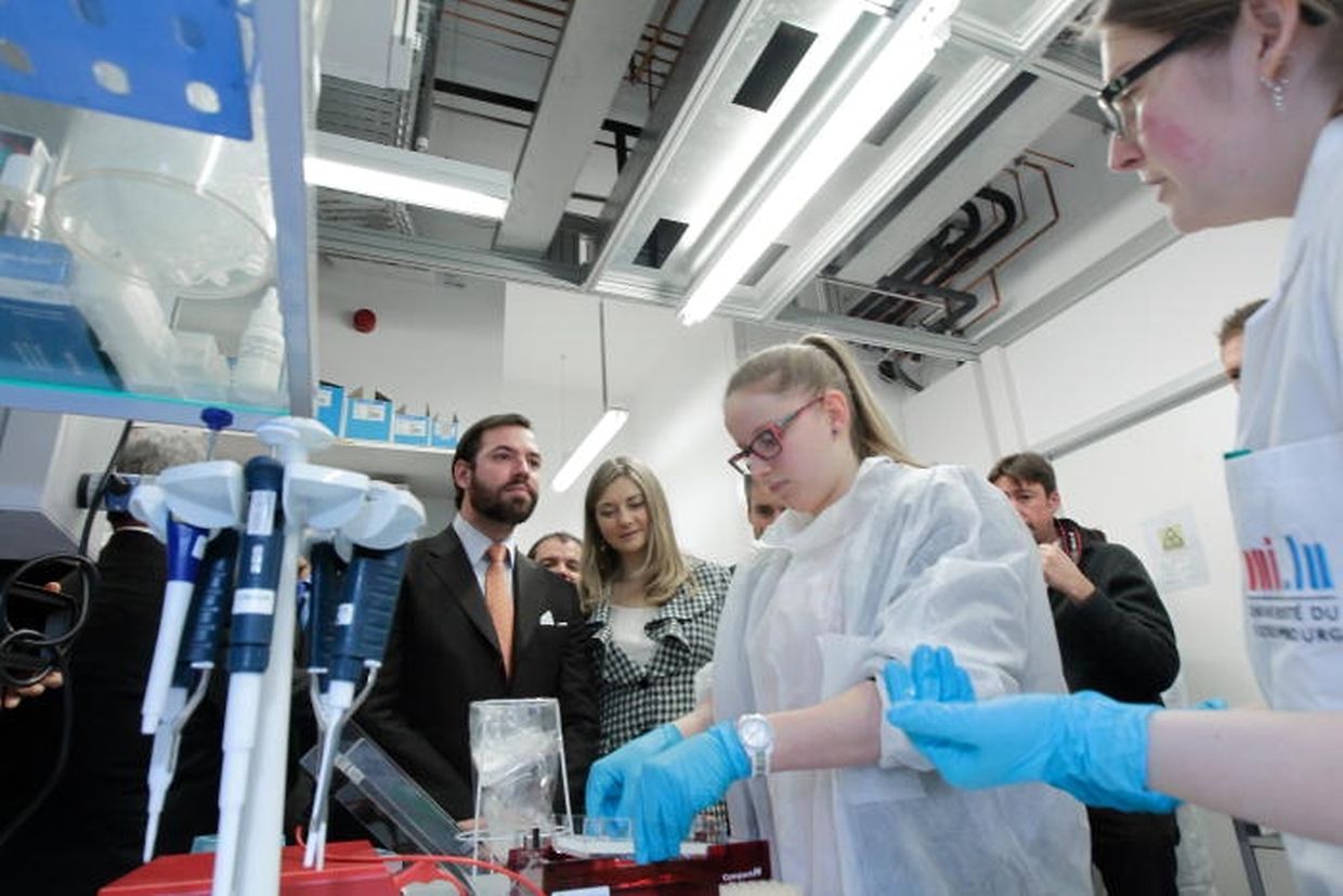 ... begab sich das großherzogliche Paar in das neue „Scienteens Lab“ ....