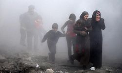 EDITORS NOTE: Graphic content / Syrian civilians flee from reported regime air strikes in the rebel-held town of Jisreen, in the besieged Eastern Ghouta region on the outskirts of the capital Damascus, on February 8, 2018.
A fourth consecutive day of heavy regime bombing raids on the rebel-held enclave of Eastern Ghouta near Damascus killed 22 civilians on February 8, a monitor said. / AFP PHOTO / ABDULMONAM EASSA