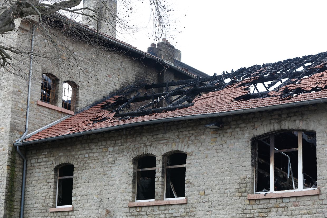 Gespenstisch wirkten die historischen Gemäuer der alten Zapschoul gestern, nachdem die meisten der Feuerwehrleute abgezogen waren. Produziert wurde in diesem Teil der Brauerei seit 2019 nicht mehr. Auch die Zapschoul war damals ausgezogen.