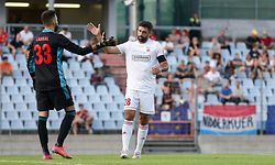 Emmanuel Cabral (Torwart Fola #33) klatscht mit Julien Klein (Kapitöän Fola #28) ab nach einer Rettungstat/ 12.08.2021 Fussball UEFA Conference League Qualifikation, 3. Runde, Saison 2021-2022, Rückspiel / 12.08.2021 /Fola Esch (LUX) - Linfield FC (NIR) (CS Fola Esch-Alzette) / Stade Josy Barthel, Luxemburg /Foto: Ben Majerus