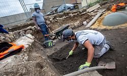 Schicht für Schicht tragen Arbeiter Schutt und Erde ab, immer auf der Suche nach Münzen und Scherben.