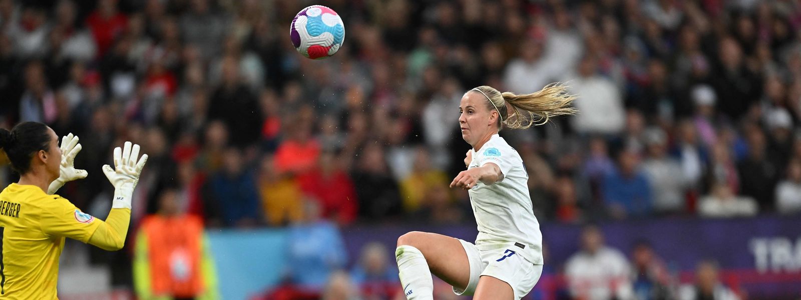 L'attaquante anglaise Beth Mead tire pour marquer le premier but du match de football du groupe A de l'UEFA Women's Euro 2022 entre l'Angleterre et l'Autriche à Old Trafford à Manchester.