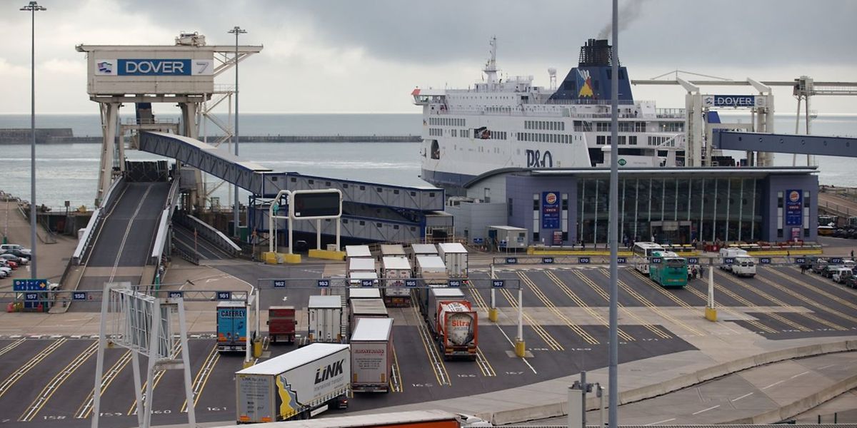 (FILES) This file photo taken on September 27, 2014 shows 
This picture shows a general view of the fright terminal at the Port of Dover in Dover.
British police arrested an 18-year-old man on September 16, in connection to their investigation into the bombing of a packed London Underground train. "The 18-year-old man was arrested by Kent Police in the port area of Dover this morning, Saturday, 16 September, under section 41 of the Terrorism Act," police said in a statement describing the arrest as "significant".
 / AFP PHOTO / Andrew Cowie
