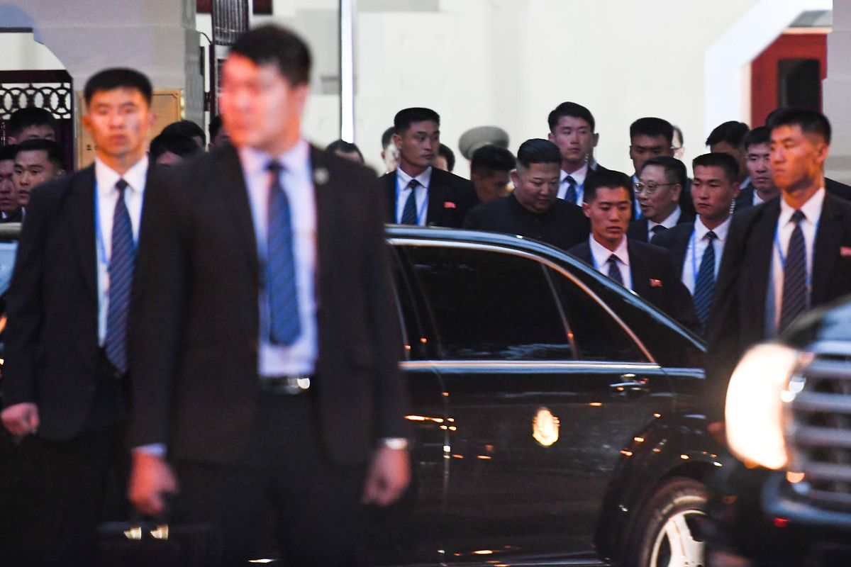 Kim Jong Un wurde von Dutzenden Sicherheitsbeamten zu seiner Limousine geleitet.