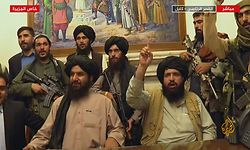 Imagens da televisão Al-Jazeera mostram membros dos talibã no palácio presidencial, em Cabul, após a tomada de poder no Afeganistão. 