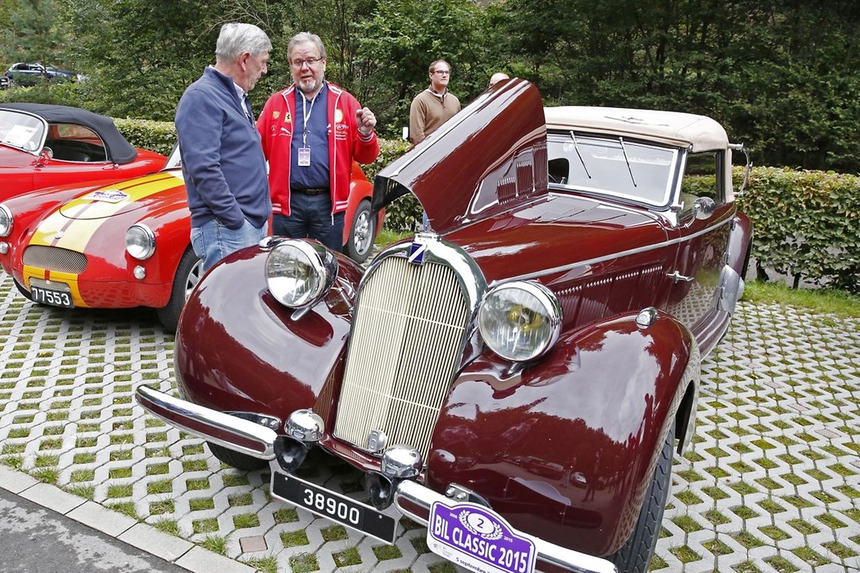 Fachsimpeln über die Autokostbarkeiten: Die Oldtimer-Tour zeigt nicht nur Raritäten, sondern ist auch der Anlaufpunkt für die Experten. 