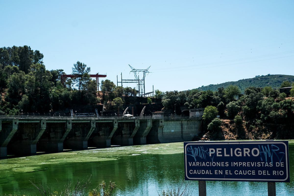 Um aviso das variações do caudal do rio, no Tejo, em Monfragüe.