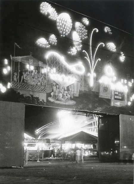 Vue de nuit du portail de la Schueberfouer en 1959