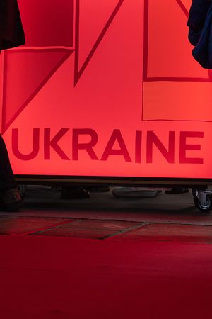 Der rote Lichtkasten leuchtet in unregelmäßigen Abständen auf und zwar immer dann, wenn in einer ukrainischen Stadt Luftalarm herrscht.