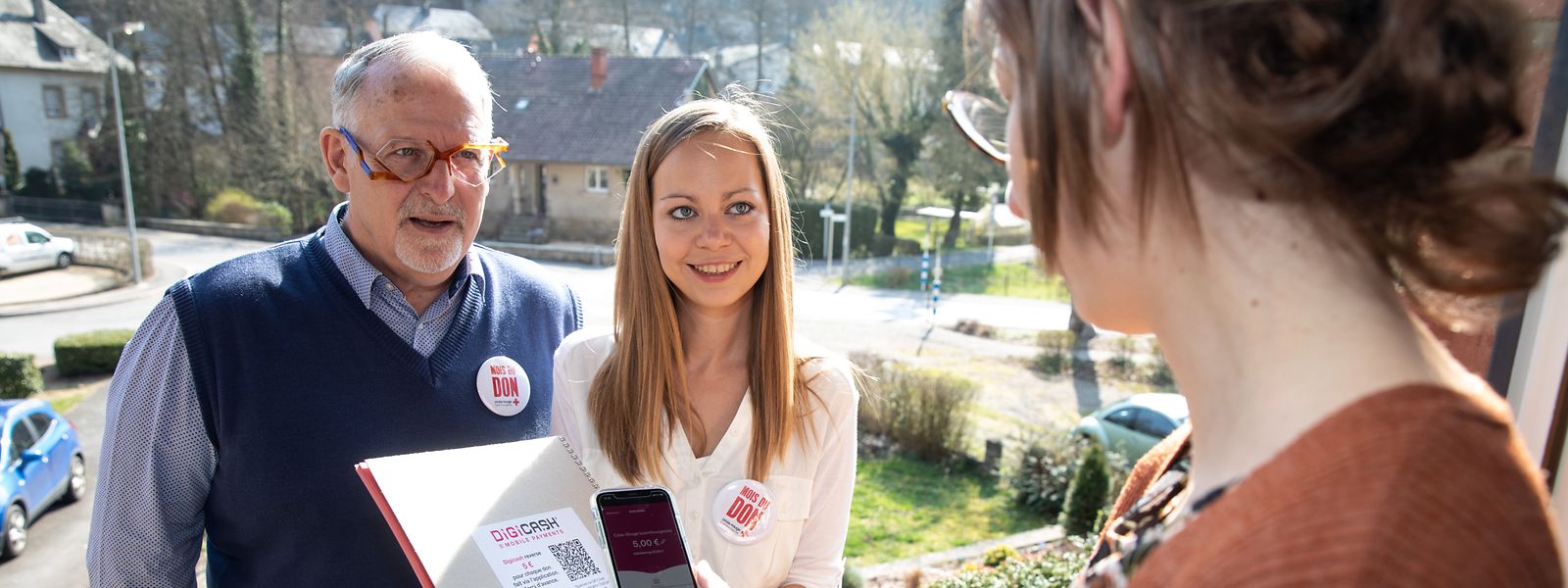Nico Dhamen (l.) und Anne Gruber sind ehrenamtliche Spendensammler des Luxemburger Roten Kreuzes.