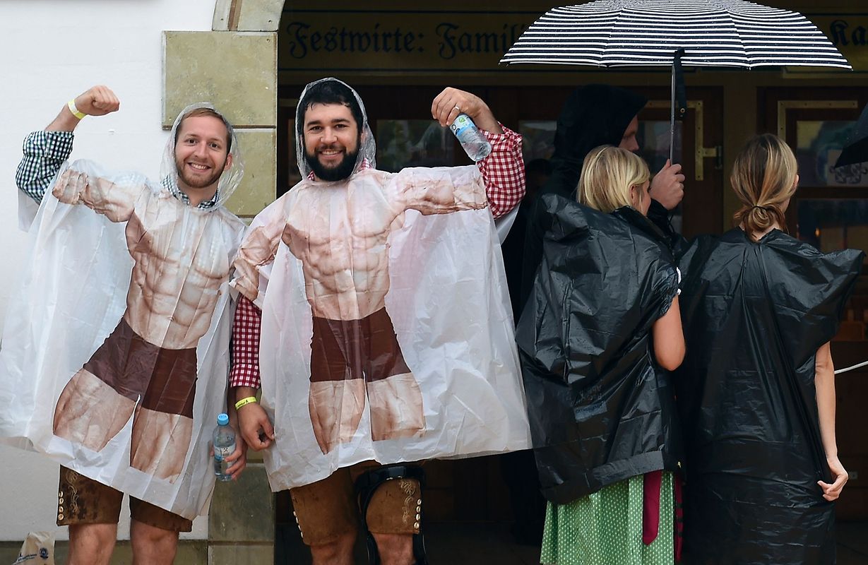 Ob Regen oder Sonnenschein: Diese Jungs sind in Feierlaune.