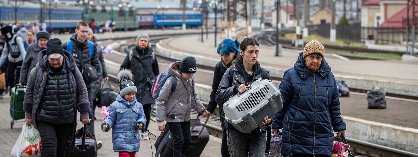 Des réfugiés - notamment de Kryvyi Rih, où ArcelorMittal possède une énorme usine - débarquent d'un train à la gare de Lviv en avril.