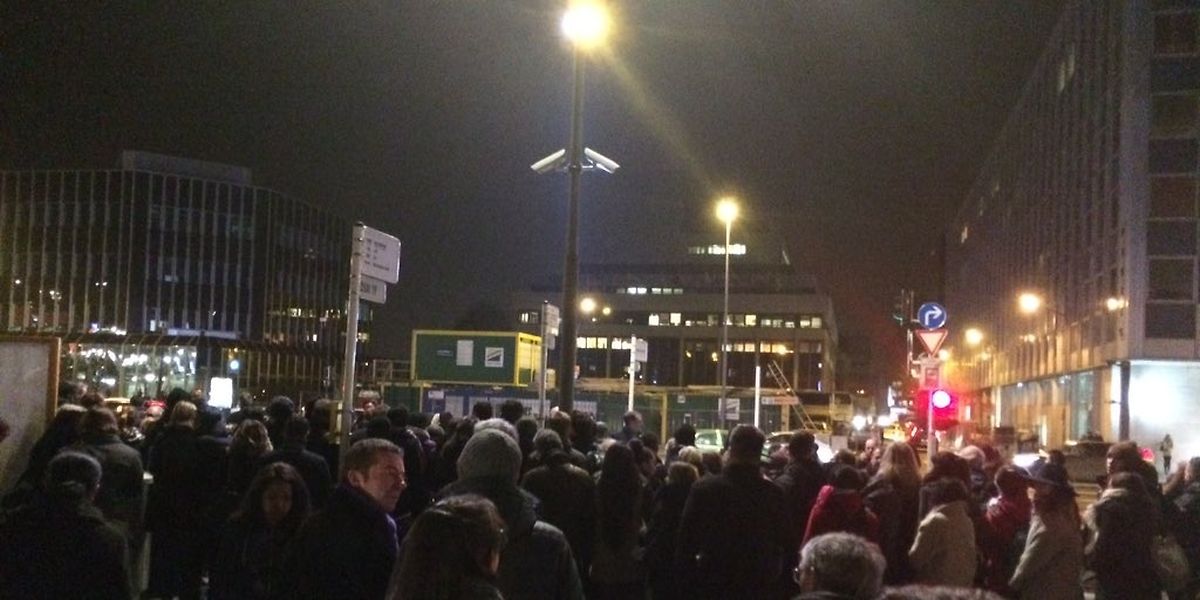 19h50: plus de 1.000 personnes se retrouvent à la gare centrale de Luxembourg où elles sont bloquées: pas de bus comme annoncé par les CFL.