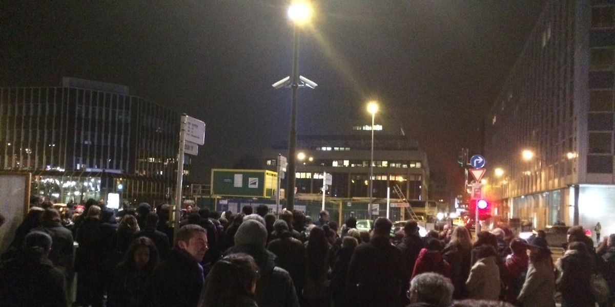 19h50: plus de 1.000 personnes se retrouvent à la gare centrale de Luxembourg où elles sont bloquées: pas de bus comme annoncé par les CFL.