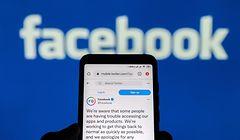 ILLUSTRATION - 04.10.2021, Ukraine, ---: Ein Tweet von Facebook ist auf Twitter zu sehen, der auf einem Smartphone-Bildschirm mit einem Facebook-Logo im Hintergrund angezeigt wird. Ein Facebook-Sprecher entschuldigt sich via Twitter und versichert, dass das Online-Netzwerk an der Entstörung arbeite. Rund sechs Stunden ohne Facebook, WhatsApp und Instagram: Ein ungewöhnlich langer Total-Ausfall hat am Montag Milliarden Nutzern des Online-Netzwerks zugesetzt. Foto: Mykola Tys/SOPA Images via ZUMA Press Wire/dpa +++ dpa-Bildfunk +++