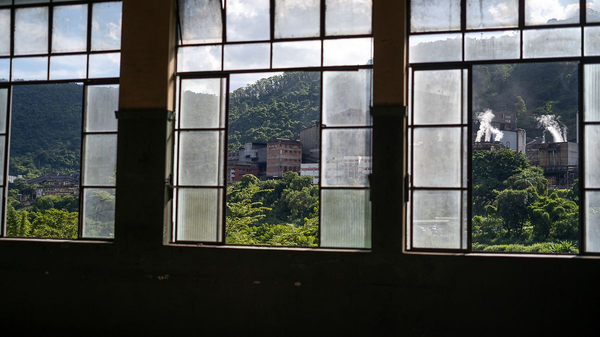 A usina vista de uma escola abandonada em Monlevade.