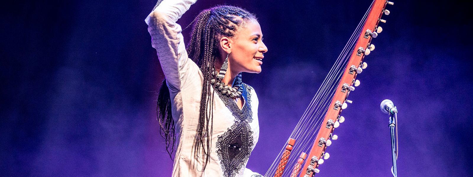 Die südafrikanische Sängerin und Komponistin Sona Jobarteh tritt am 14. Januar 2023 im Cube 521 auf. 