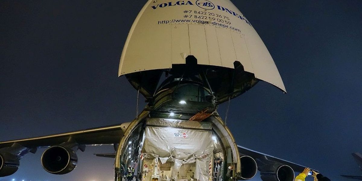 Das russische Antonow-Frachtflugzeug ist eines der wenigen, die groß genug sind um Satelliten transportieren zu können. 
