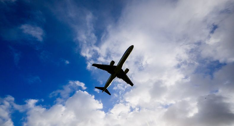 ARCHIV - 17.02.2022, Niedersachsen, Hannover: Ein Flugzeug landet während Orkantief Ylenia am Flughafen Hannover. Die Beratungsgesellschaft Roland Berger erwartet für dieses Jahr weltweit eine verhaltene Nachfrage nach Flugreisen. (zu dpa «Studie: Nachfrage nach Fernflügen bleibt verhalten») Foto: Julian Stratenschulte/dpa +++ dpa-Bildfunk +++